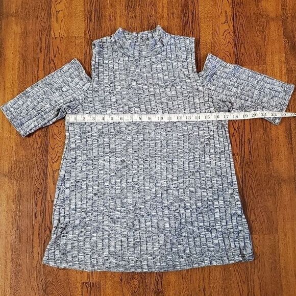 Snap Womens Sz L Cold Shoulder Top Gray Knit - Picture 7 of 8